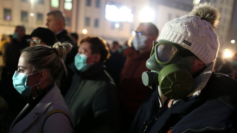 Демонстрант в противогазе во время акции протеста против бездействия правительства по борьбе с сильным загрязнением воздуха в Тузле, Босния и Герцеговина, 15 января 2020 года