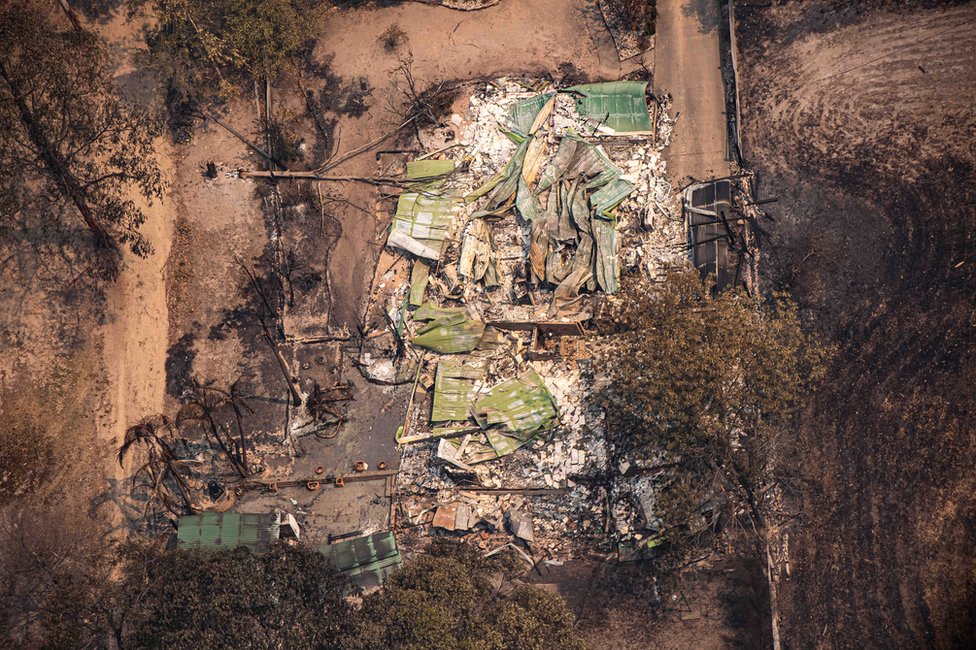 Вид с воздуха на имущество, поврежденное лесными пожарами