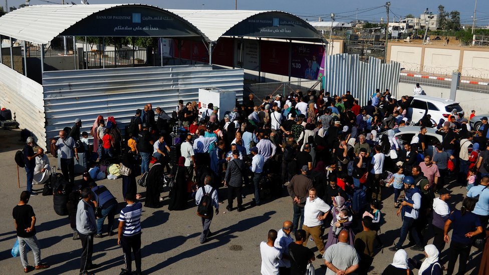 加沙拉法過境點具有雙重國籍的巴勒斯坦人聚集等待開放關卡（16/10/2023）