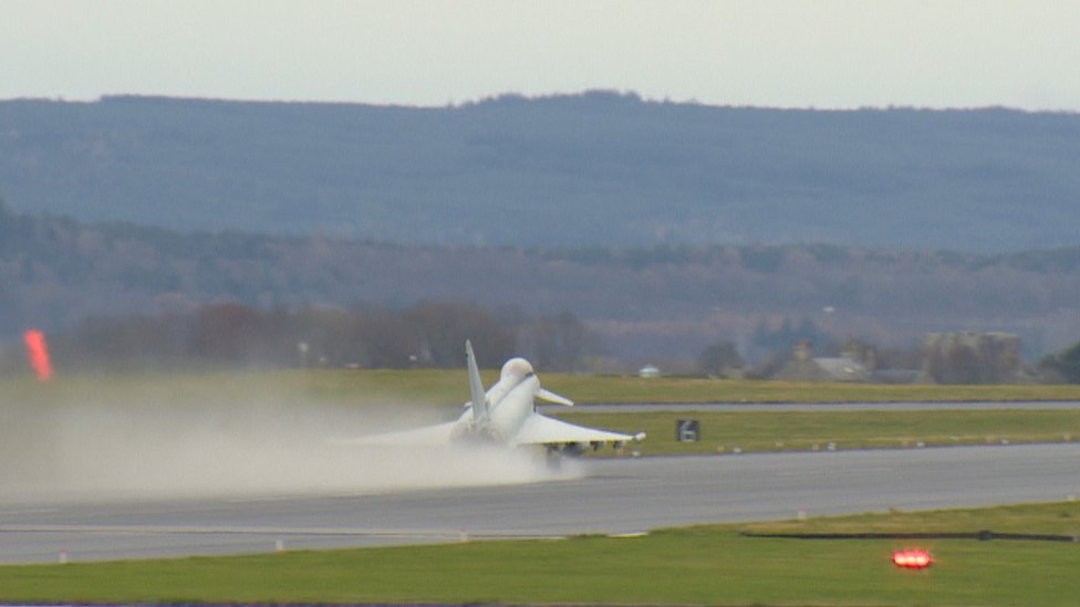RAF Typhoon взлетает с RAF Лоссимаута