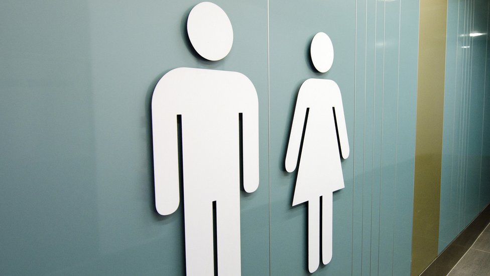La práctica de ocultarle la verdad a las personas con trastornos de intersexo no se detuvo hasta 2012, según un grupo de apoyo a los pacientes en Reino Unido. Gender symbols on public toilets