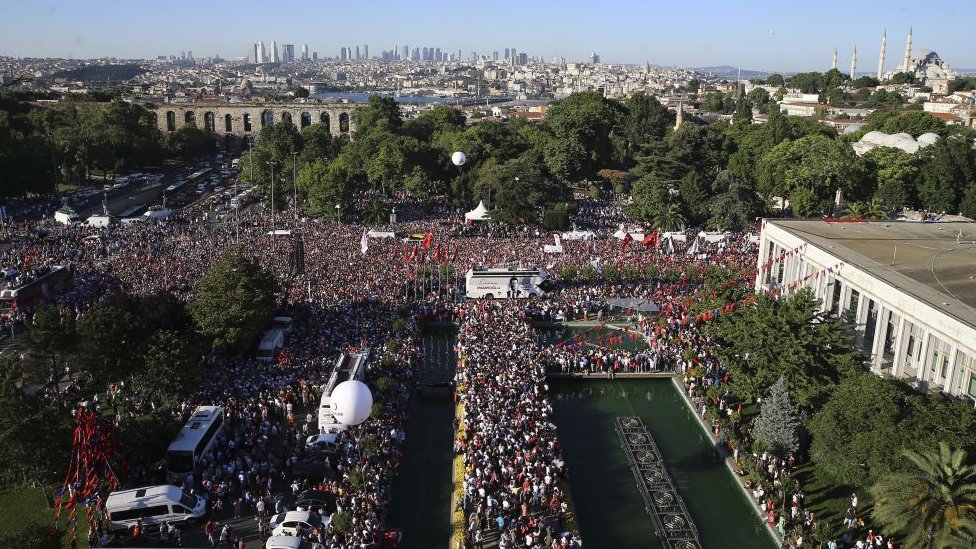 Ekrem İmamoğlu'nun mazbatasını alarak İstanbul Büyükşhir Belediye Başkanlığı görevini davraldığı 27 Haziran'da binlerce kişi İBB binası önünde toplanarak kutlama yaptı.