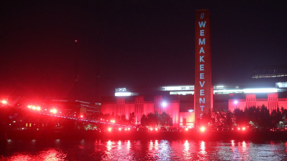 Тейт Модерн и Мост Миллениум загорелись красным