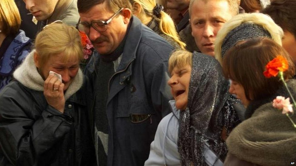 Родственники тех, кто находился на борту «Курска», плакали во время мемориала 2000 года