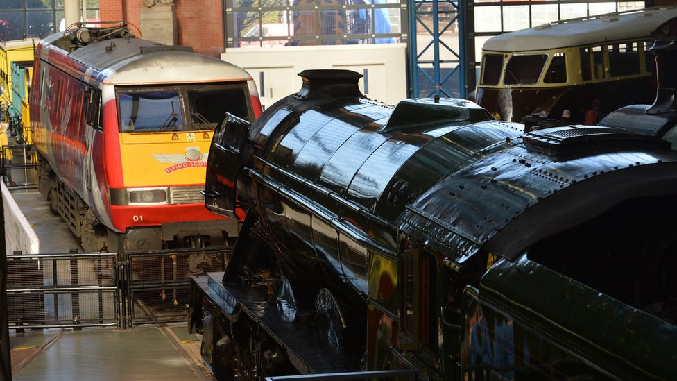 Автомобиль Virgin Trains и летающий шотландец в Национальном музее железных дорог в Йорке.