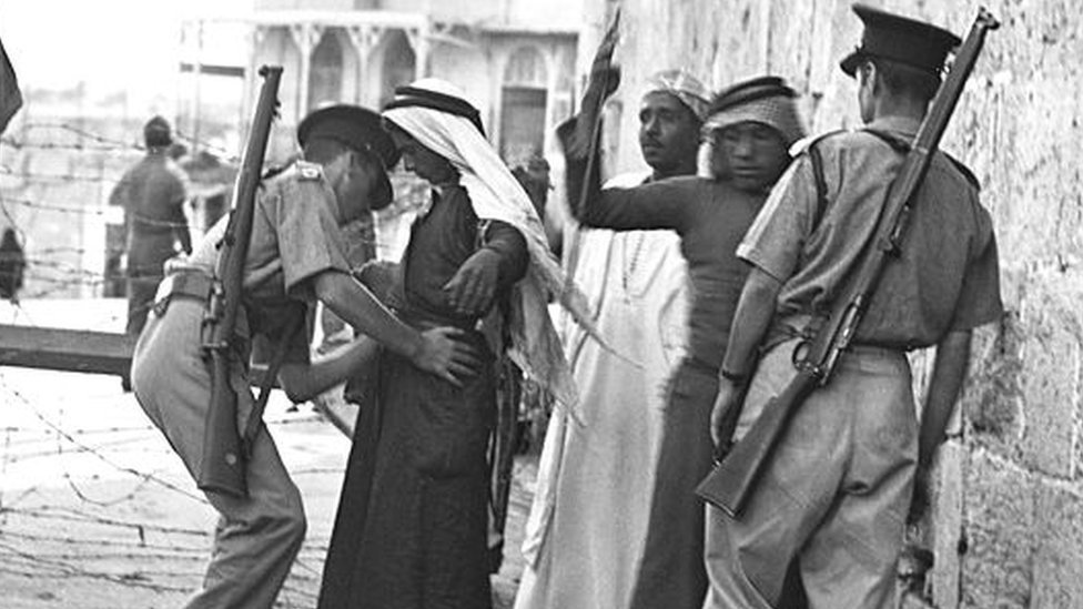 جنود بريطانيون يفتشون العرب في فلسطين