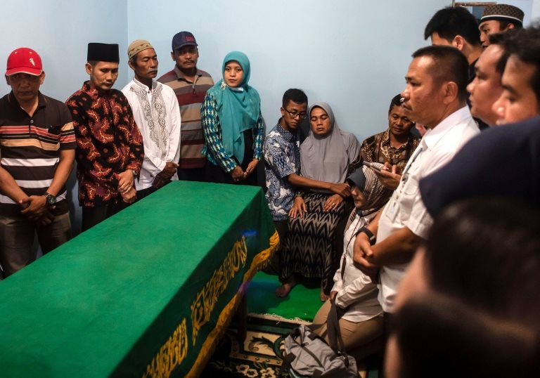 Çarşamba akşamı, kimlik tespiti yapılan 24 yaşındaki bir kadın yolcu olan Jannatun Cintya Dewi için cenaze töreni düzenlendi.