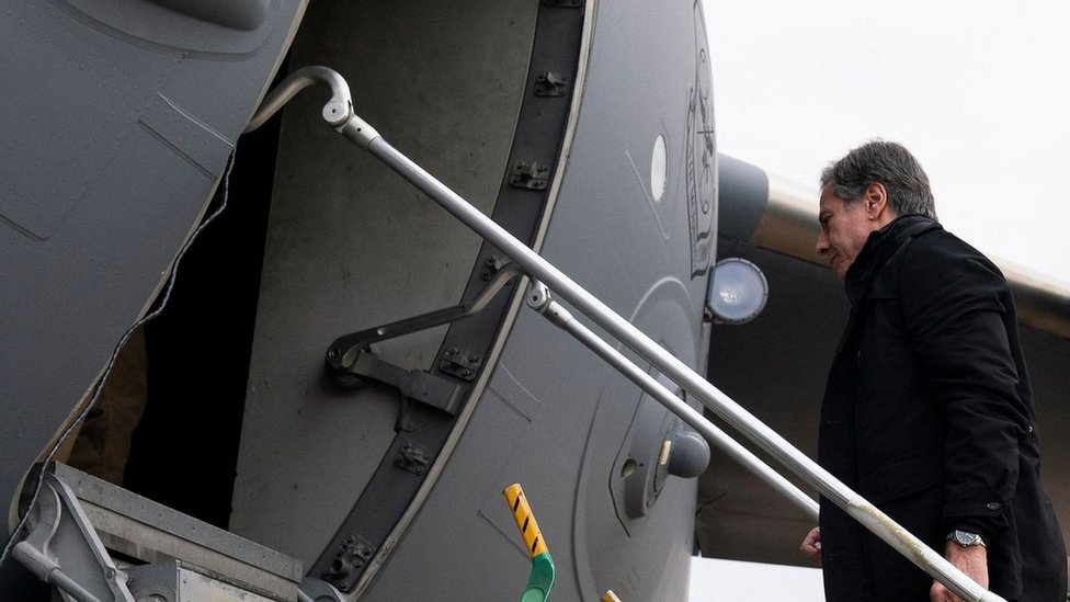 Secretario de Estado Antony Blinken abordando un avión el 23 de abril de 2022.