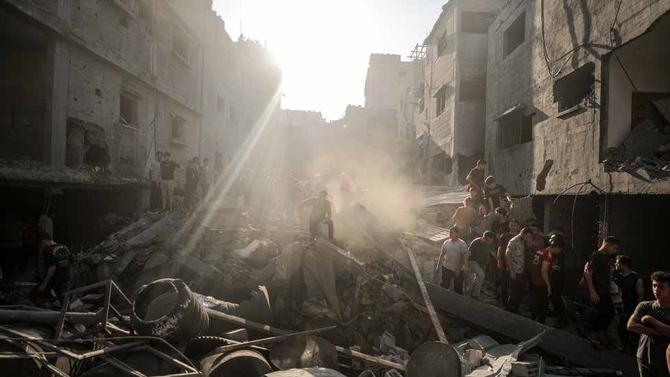 加沙沙提難民營一座樓房被以軍空襲炸毀（12/10/2023）