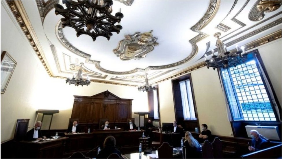 قاعة المحكمة أثناء الجلسة