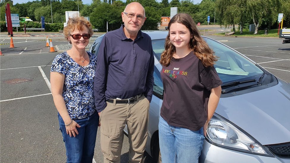 Учитель высшего образования Томас Деспозитос, гражданин Германии, с женой Джулией Туррелл и дочерью Изабеллой