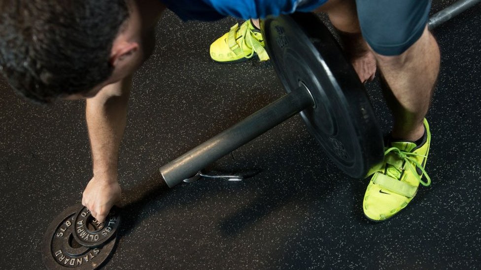 Неизвестный мужчина тренируется в тренажерном зале CrossFit