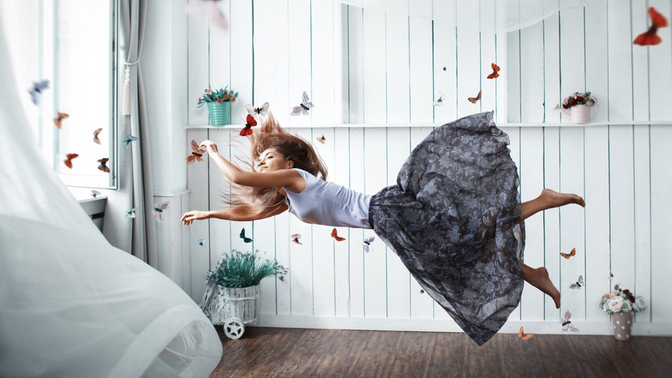 Algunos temas, como volar o flotar en el aire, son comunes en los sueños. Mujer flotando en el aire
