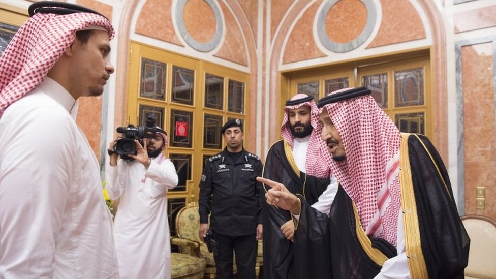 Сын Джамаля Хашогги Салах (слева) встречается с королем Саудовской Аравии Салманом (справа) и наследным принцем Мухаммедом бин Салманом (второй справа) в Эр-Рияде 23 октября 2018 года