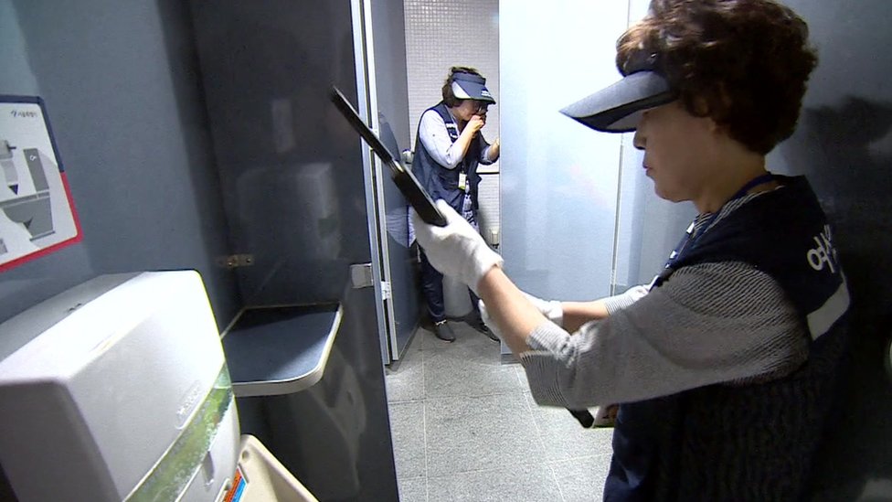Inspector Park Gwang-Mi buscando cámaras escondidas en un baño público.