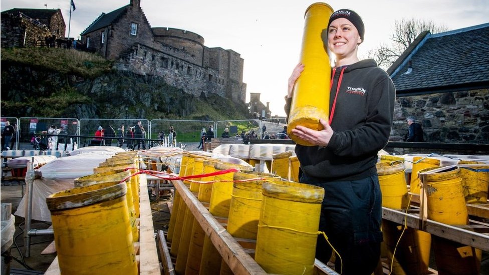 Линн Вайзман, пиротехник из Titanium Fireworks готовится к Эдинбургскому Hogmanay