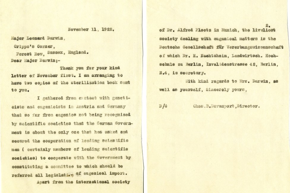 Carta del eugenesista de EE.UU. Charles Benedict Davenport (1866-1944) hablando de la reticencia de la comunidad científica de Austria y Alemania a aceptar la eugenesia. Comenta que únicamente el gobierno de Alemania ha pedido apoyo en esos asuntos. Está dirigida al británico Leonard Darwin (1850-1943), cuarto hijo de Charles Darwin y director de la Sociedad Eugenesista Británica de 1911 a 1928. Davenport fundó y dirigió la Oficina de Registro de Eugenesia en Cold Spring Harbor, en 1910. Carta del eugenesista de EE.UU. Charles Benedict Davenport (1866-1944) hablando de la aceptación de la eugenesia en Austria y Alemania.