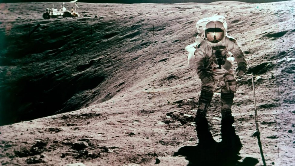 أكثر من 50 عامًا ستفصل بين البدلات التي ارتداها مستكشفو القمر في برنامج أبولو ورواد فضاء أرتميس