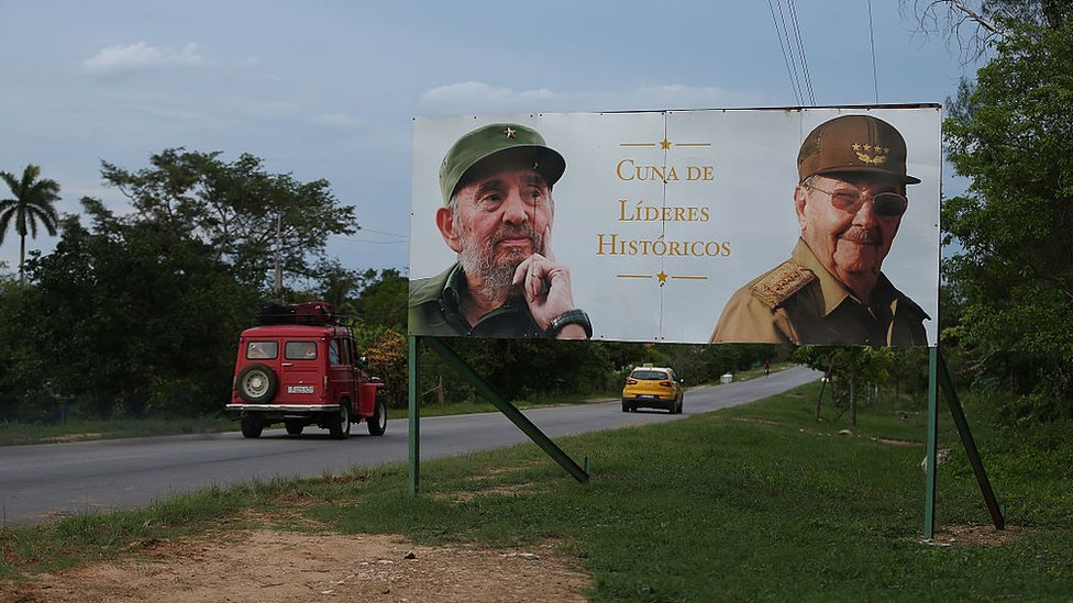 Cartel con la imagen de los hermanos Castro.