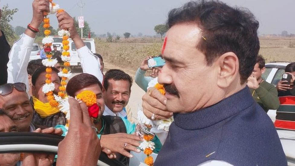 नरोत्तम मिश्रा: माथे पर तिलक और तीखे बयानों के लिए चर्चित नेता, जो कभी आयोजित करते थे रोज़ा इफ़्तार - BBC News हिंदी