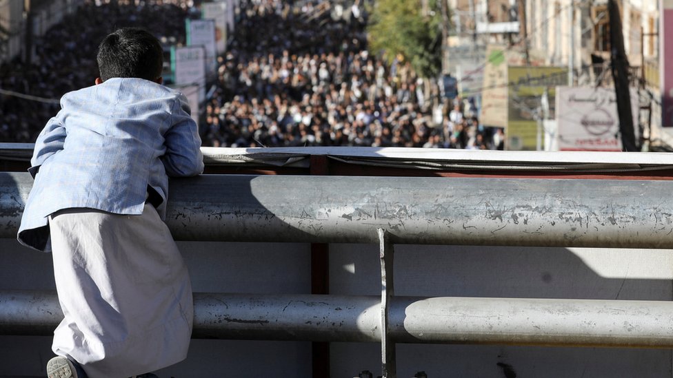 طفل يمني يتابع الاحتجاجات التي خرجت في بلاده عام 2011