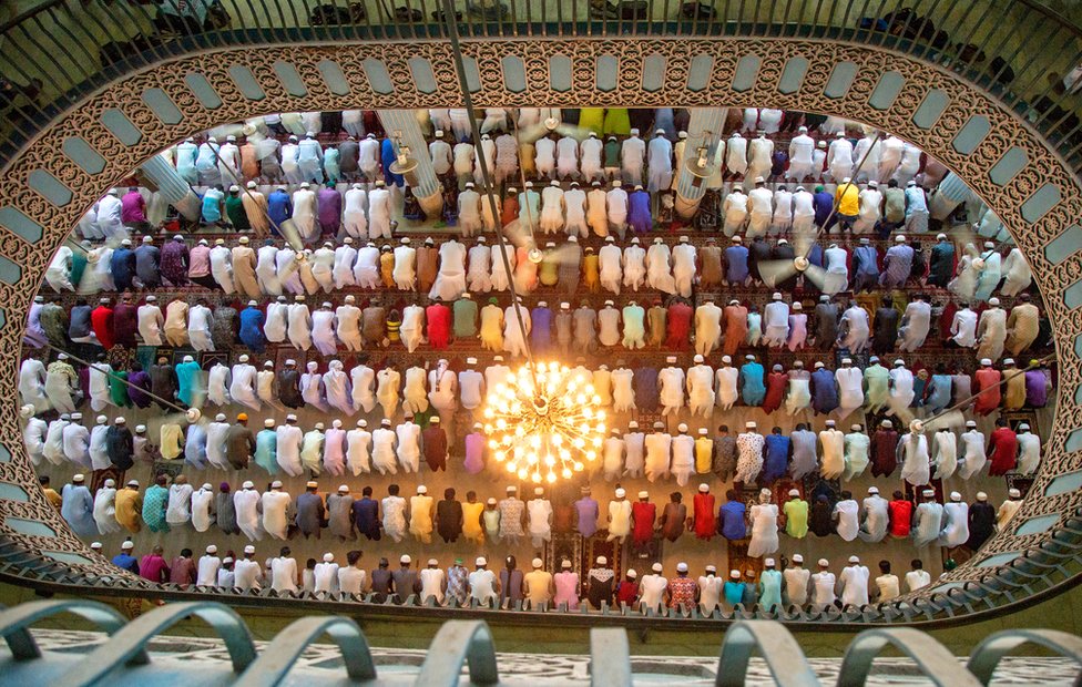 Muslimani na molitvi