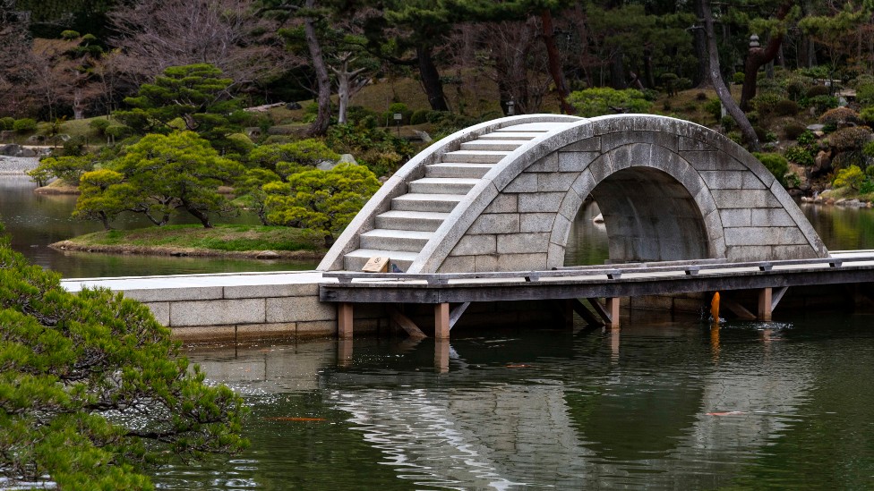 Puente en el jardín Shukkeien