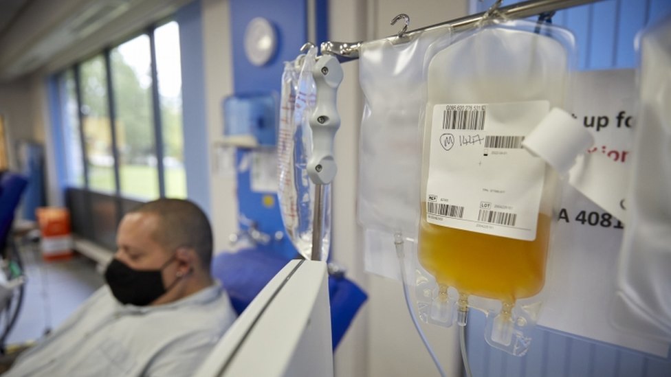 Недатированная раздаточная фотография, выпущенная NHS Blood and Transplant, на которой изображен мужчина, сдающий выздоравливающую плазму