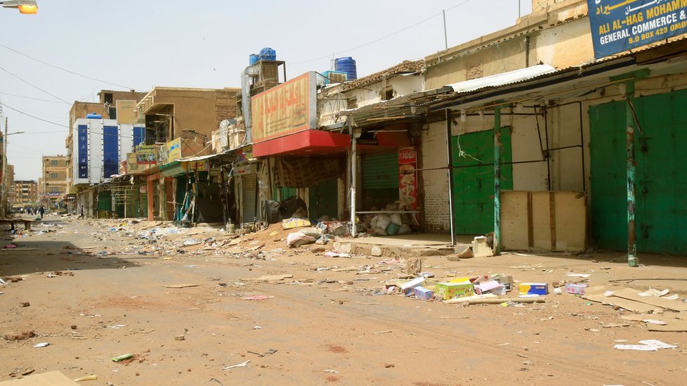 صورة من سوق أمدرمان يظهر محال مغلقة
