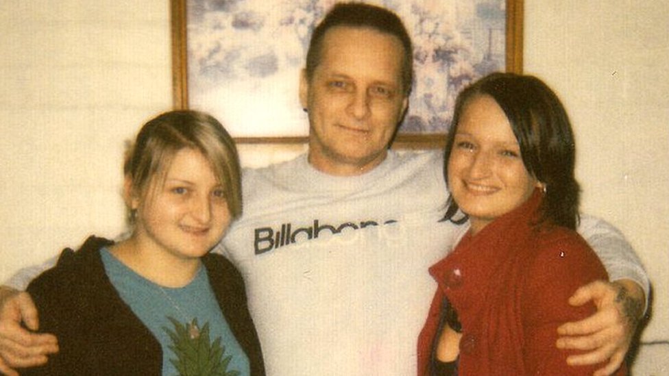 Дэвид Моррис на фото с двумя дочерьми