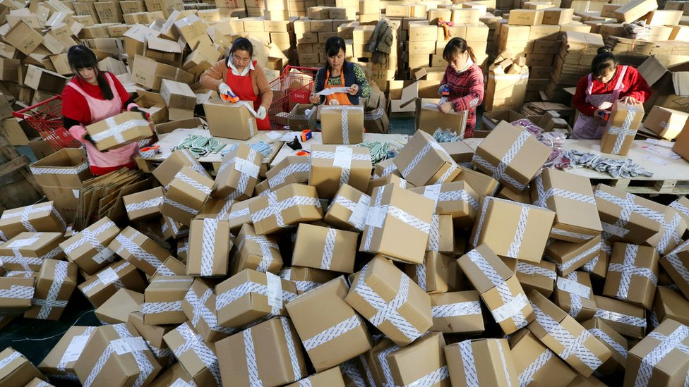 Các đơn hàng được đóng gói sau ngày hội mua sắm online lớn nhất tại Trung Quốc. Ảnh: AFP/ Getty 