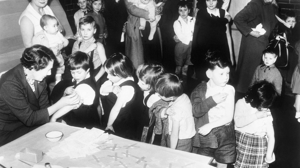 Campaña de vacunación contra la viruela entre niños de escuela primaria en Inglaterra en 1962.