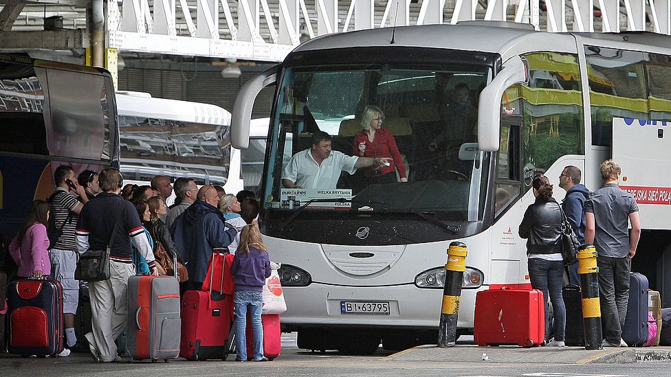 Pasajeros abordan un autobús con destino a Polonia en la estación de autobuses de Victoria, en Londres, el 20 de mayo de 2009.