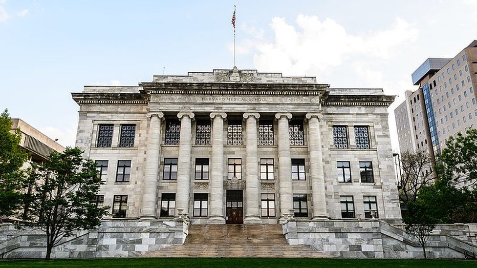 Fachada de la Escuela de Medicina de Harvard