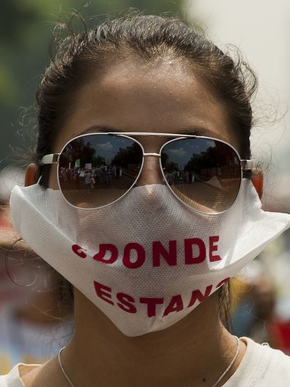 Las autoridades informan que entre 2011 y 2012 más de 9.000 mujeres desaparecieron en todo México (foto referencial de una protesta por las desapariciones de personas en ese país). Mujer con una mascarilla que dice "¿Dónde están?".