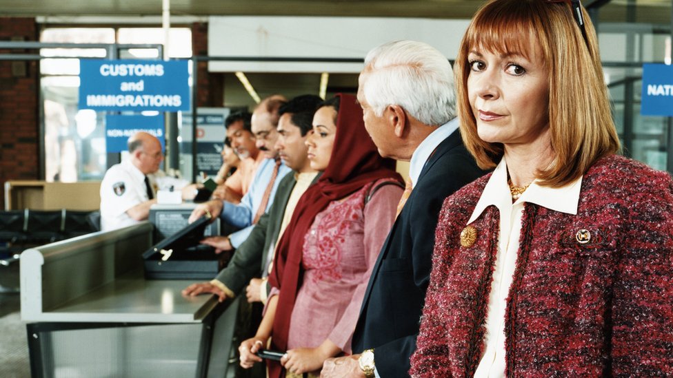 El color de tu pasaporte podría definir en qué línea tendrás que hacer cola para pasar por inmigración Fila en inmigración