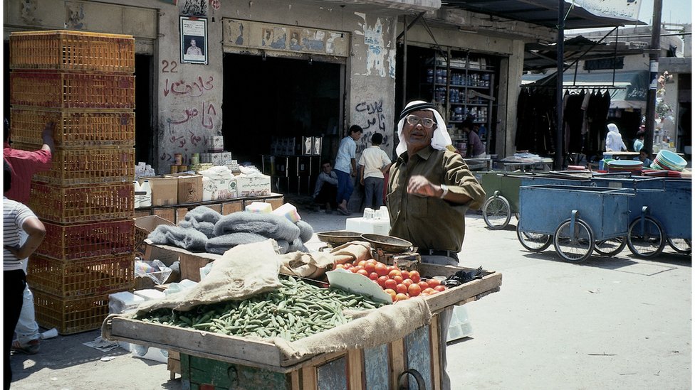 صورة أرشيفية لبائع متجول في العاصمة الأردنية عمّان