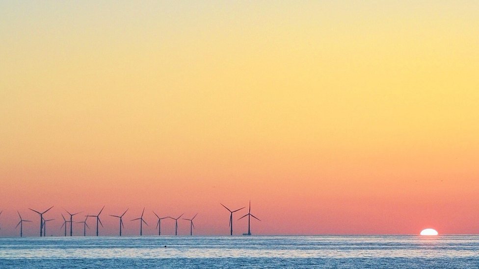 No siempre brilla el Sol ni sopla el viento. Paisaje del atardecer con molinos de viento