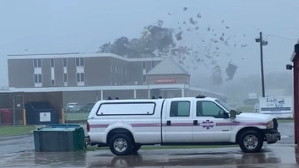 Parte del techo de un hospital dañado en Cut Off