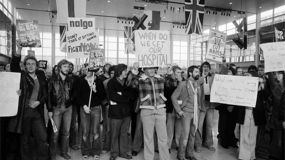 Протестующие в торговом центре Милтон-Кейнса в ожидании Маргарет Тэтчер 25 сентября 1979 г.