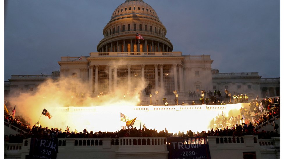 Explosão de munição da polícia em frente ao Capitólio em Washington. 6 de janeiro