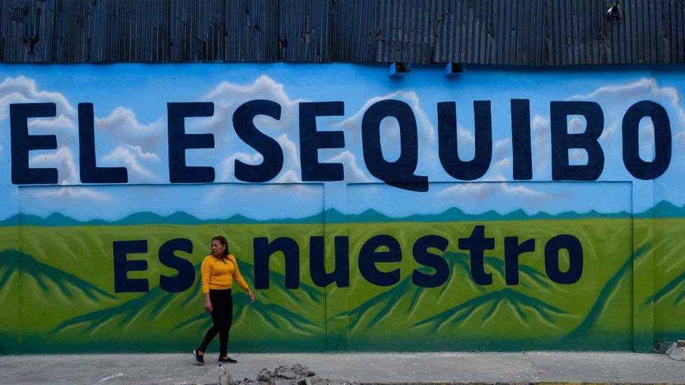 Plakati i grafiti u Karakasu, glavnom gradu Venecuele