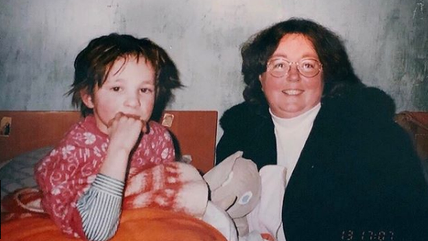 Oksana Masters de niña con su madre adoptiva
