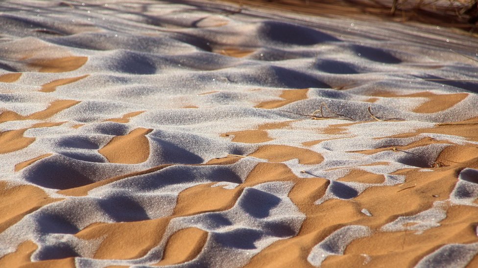 صورة بتاريخ 8 يناير/كانون الثاني تظهر غطاء من الثلج والجليد في الصحراء الكبرى بالقرب من عين الصفراء في شمال غرب الجزائر.