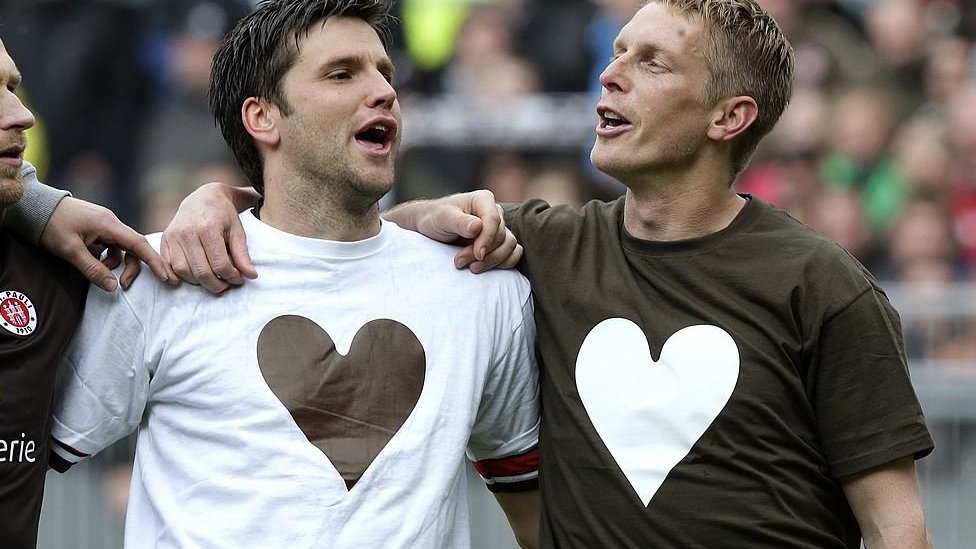 Marius Ebber (der.) se hizo popular cuando le pidió al árbitro que le anulara un gol que había anotado con la mano, cuando jugaba para al St Pauli en 2012. Marius Ebber.
