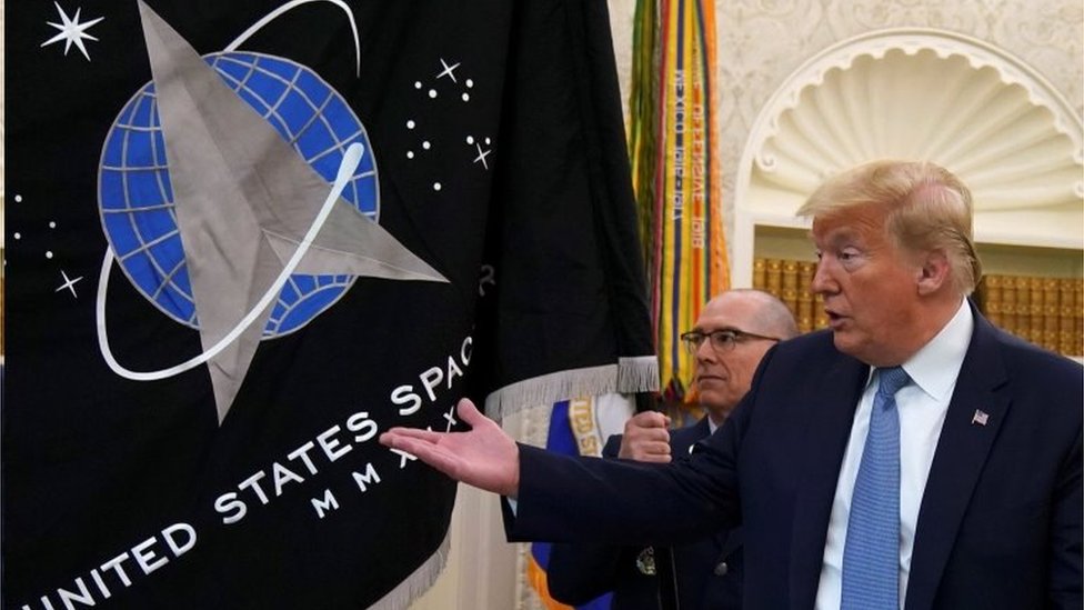 特朗普總統和美國太空軍軍旗