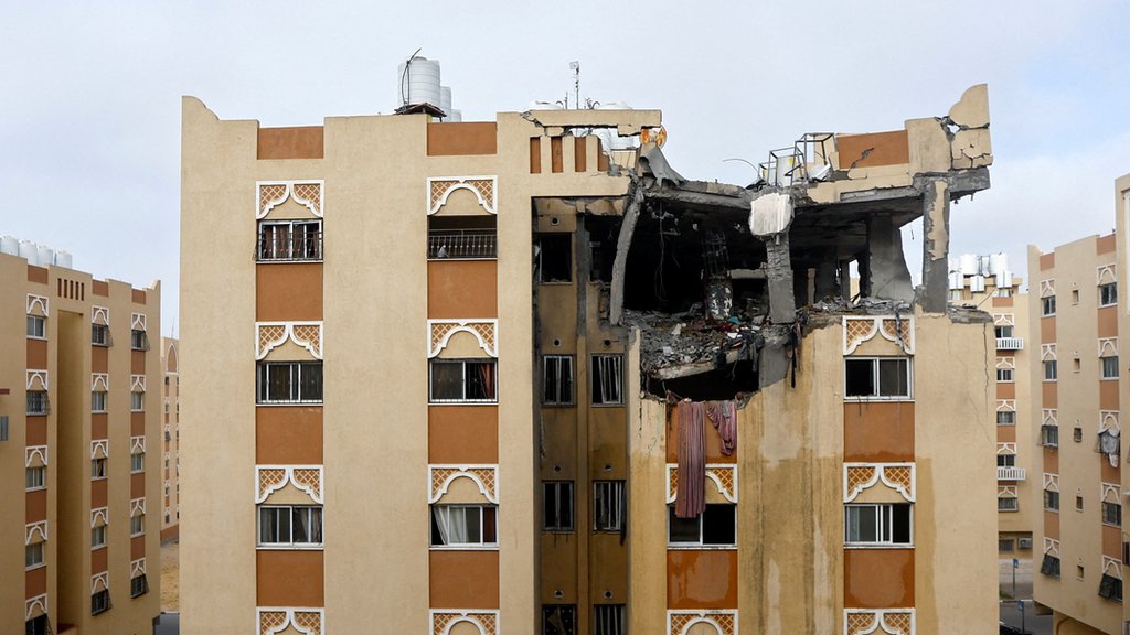 عمارة سكنية مستهدفة في منطقة خانيونس