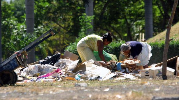Dos mujeres revuelven la basura en Nicaragua.