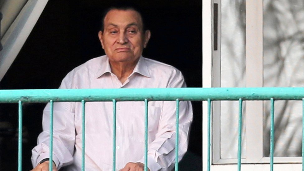 Свергнутый президент Египта Хосни Мубарак смотрит на своих сторонников за пределами района, где он был госпитализирован во время празднования 43-й годовщины арабо-израильской войны 1973 года, в военном госпитале Маади на окраине Каира 6 октября 2016 г.