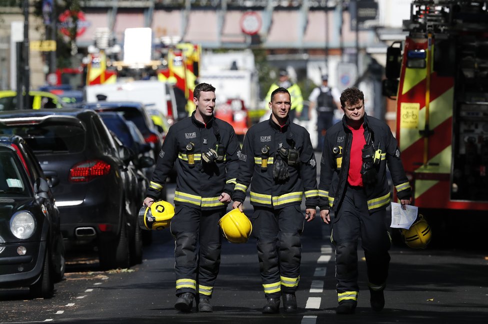 Bomberos acudieron a la estación, donde el servicio de metro fue suspendido durante el resto del viernes. Bomberos en el lugar de la explosión